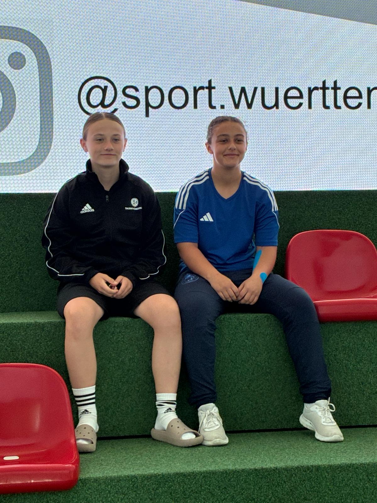 Mya-Alea und Leyla in der Sportschule Ruit - FC Panthers