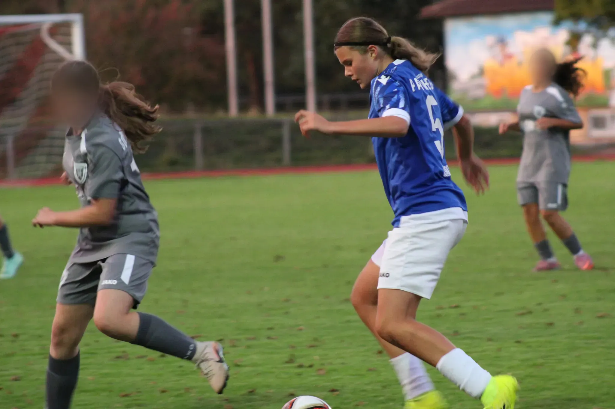 Panthers-Spielerin mit Rückennummer 5 am Ball, links eine Gegenspielerin in grauem Trikot